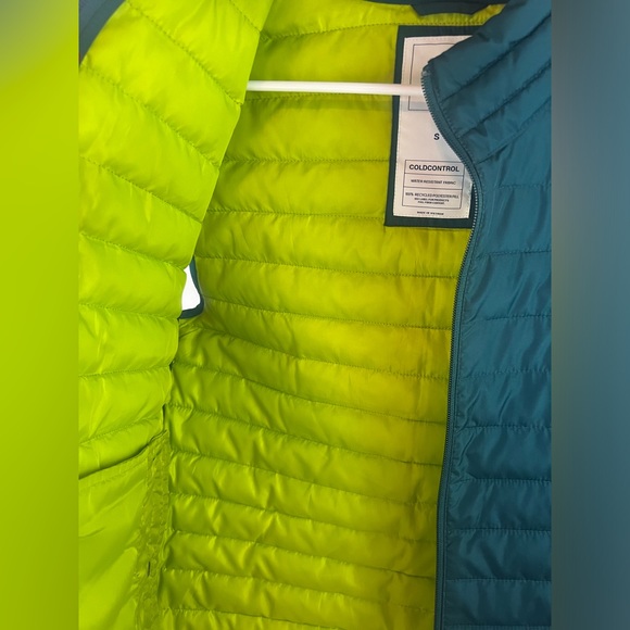 GAP Puffer Vest. Size Small. Great look and color combo. Cold control. - Picture 3 of 5